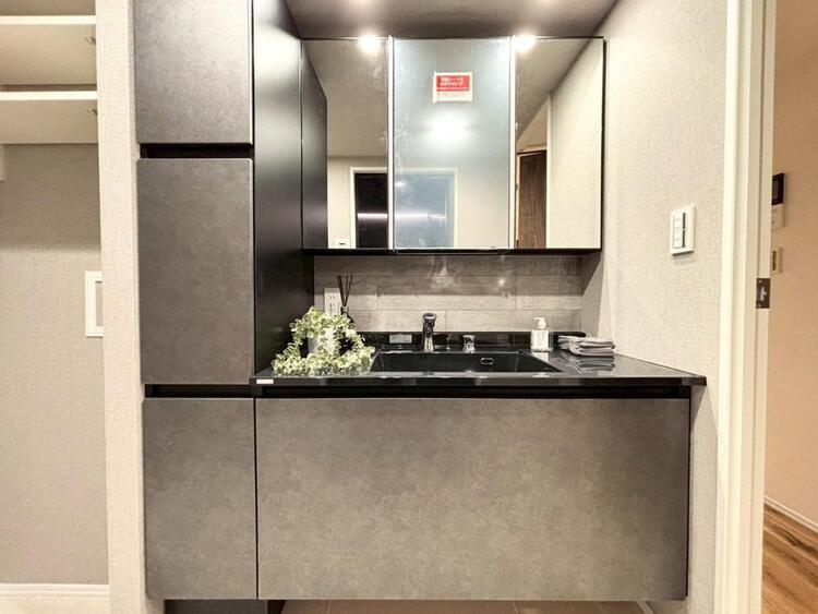 その他 清潔感を感じられる洗面化粧台。