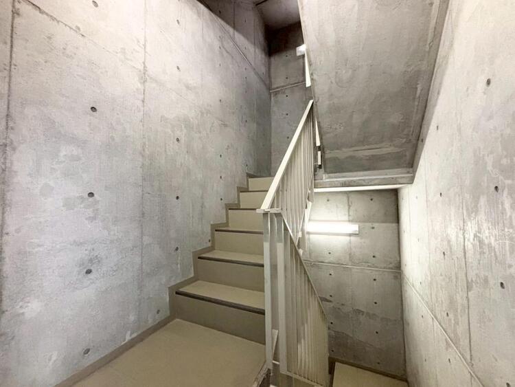 その他 共用部の階段です。明るく清潔に管理されています。