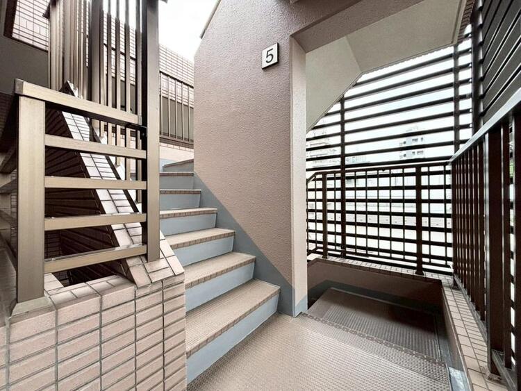 その他 共用部の階段です。明るく清潔に管理されています。