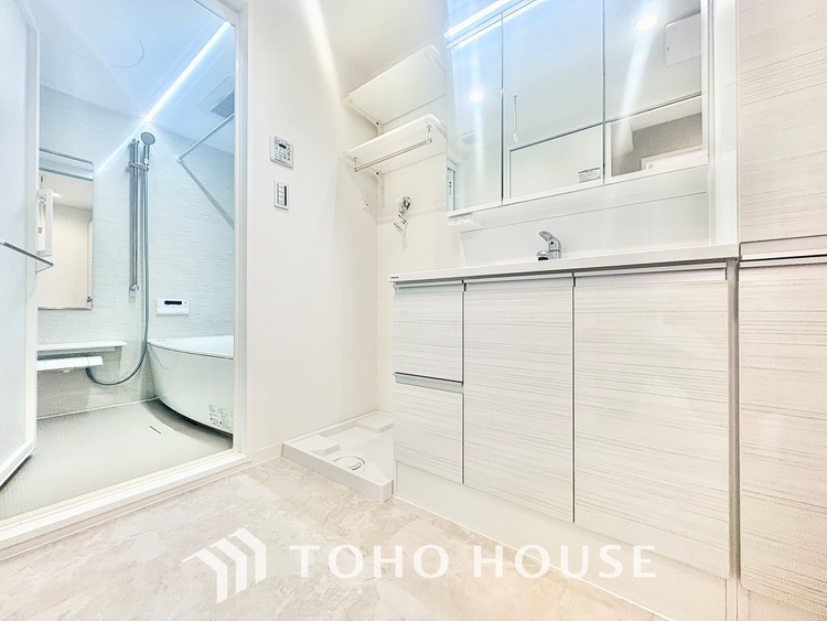 洗面 【WASHROOM】◆快適◆煌びやかな暮らしの中にも忘れたくない快適さ。大きな収納が助けてくれます。