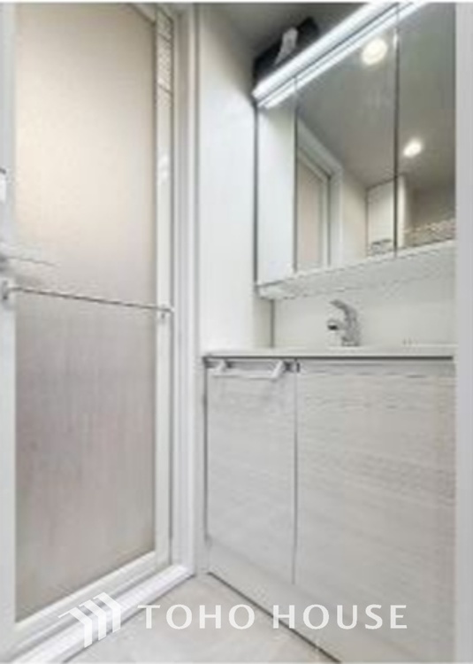 外観 ◆木漏れ日◆の様な採光が優しく足元を照らし、心地いい暮らしの道しるべを写し出す。この空間で過ごす家族との語らいの時間がとても素敵で幸せを感じるかもしれない。