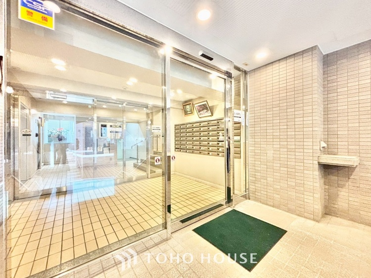 外観 ◆リビング◆たくさんの窓から注ぐ太陽の光。時間の経過とともに光と影のコントラストがこの空間のムードを変え、部屋に変化と温もりをもたらしてくれる。