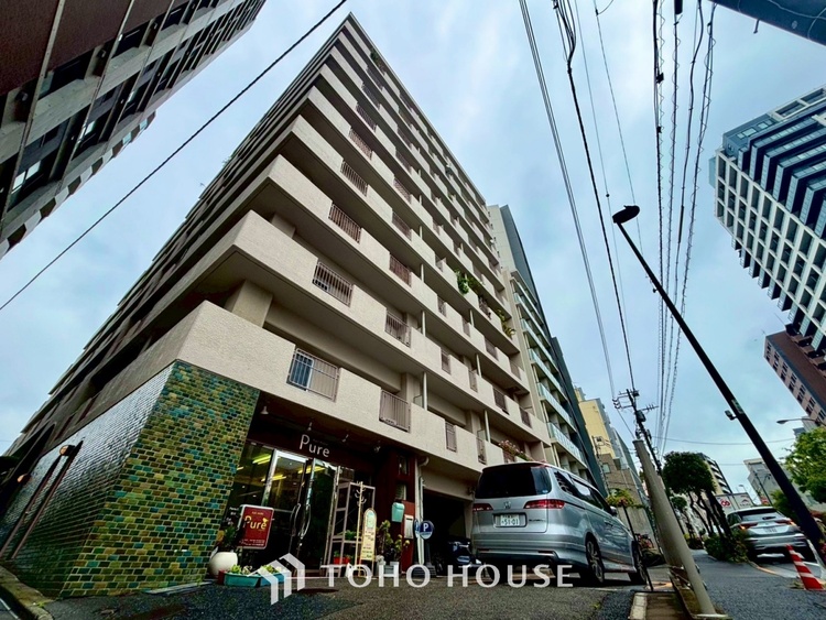 エントランス ◆色彩◆この空間に放たれた光は華美なまでに演出されたデザイン。流れる時をより芳醇なコーヒーの様な色彩奏でるアダージョ。そして情景豊かな作品のような暮らしがイメージできる。