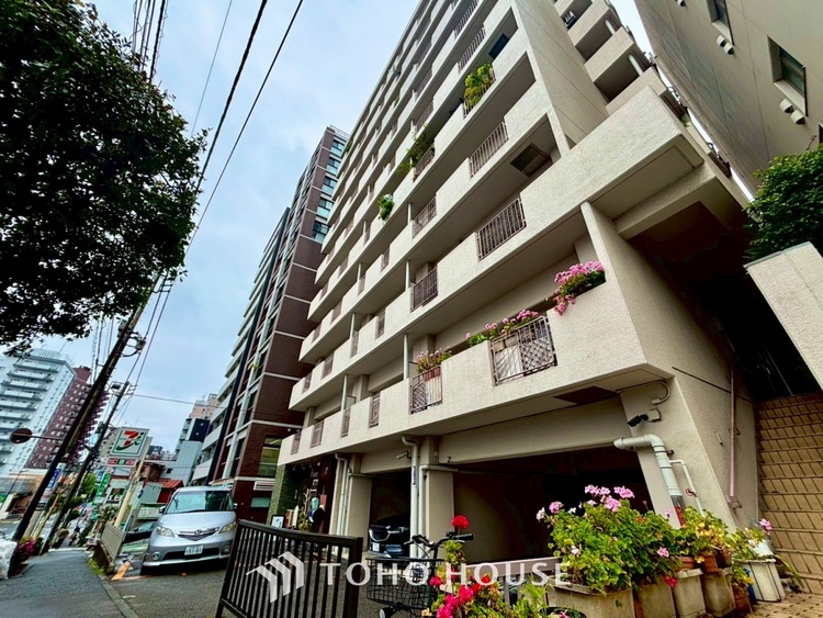 外観 ◆リビング◆そこには目を輝かせ笑顔で見つめてくれる君がいて、「おかえり」の言葉がこだまする。何気ない日々の挨拶は僕にとっては幸せで、同時に君の瞳にも恋している。