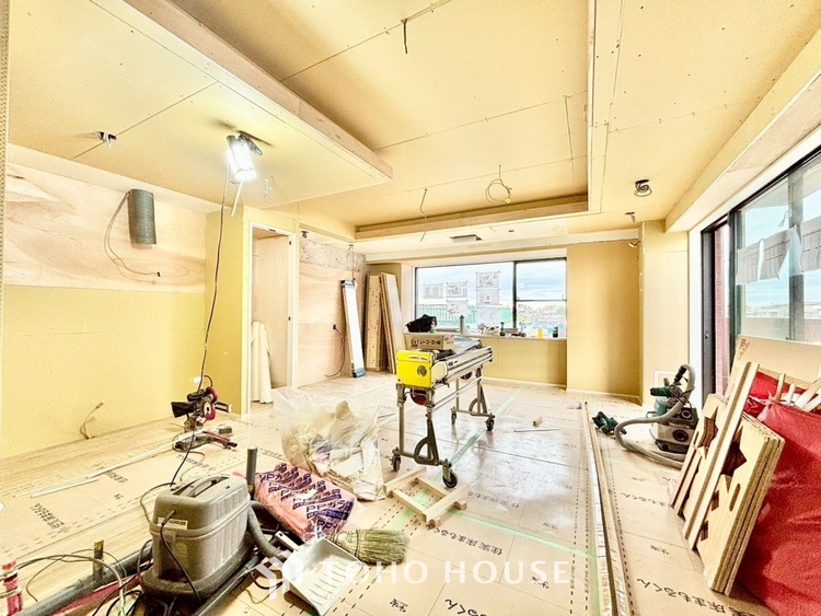 内装 ◆木漏れ日◆の様な採光が優しく足元を照らし、心地いい暮らしの道しるべを写し出す。この空間で過ごす家族との語らいの時間がとても素敵で幸せを感じるかもしれない。