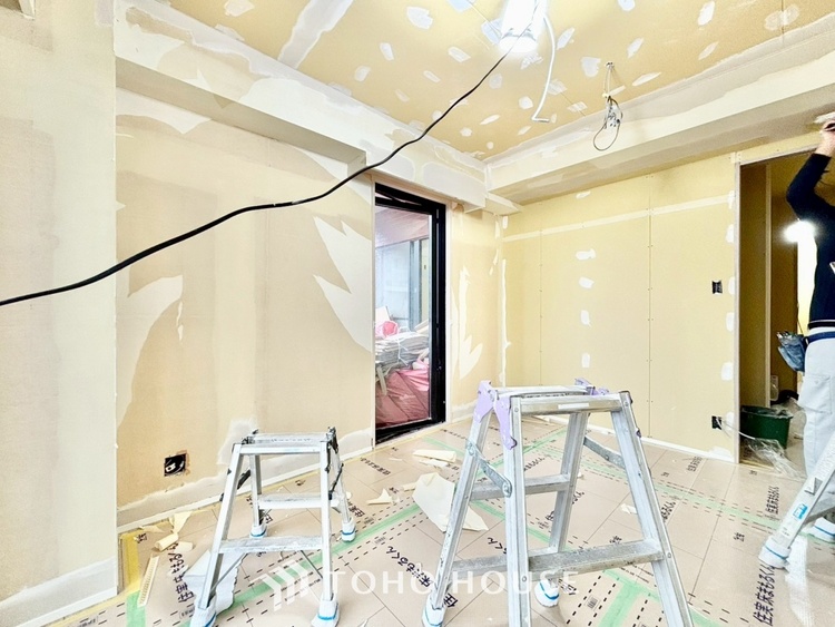 内装 ◆間接照明◆オレンジ色の光が僕達を大人な気分にさせる。静かで優しく語りかけるその光は、今日の終わりを告げてくれ、でも明日にはいい事が必ず来るよ。そんな囁きが聞こえてくる