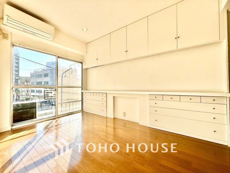 内装 ◆子供部屋◆冷涼な風、そよぐリビング。だんらんの場所はここから始まり、ここで終わる。家族の笑顔が集う素敵な場所だから、こだわり抜いた思いが詰まっているのだと思う。