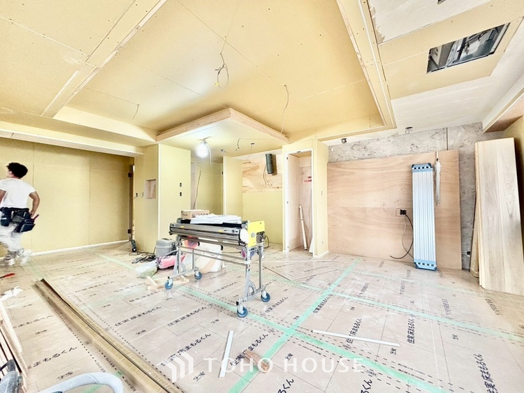 内装 ◆リビング◆たくさんの窓から注ぐ太陽の光。時間の経過とともに光と影のコントラストがこの空間のムードを変え、部屋に変化と温もりをもたらしてくれる。