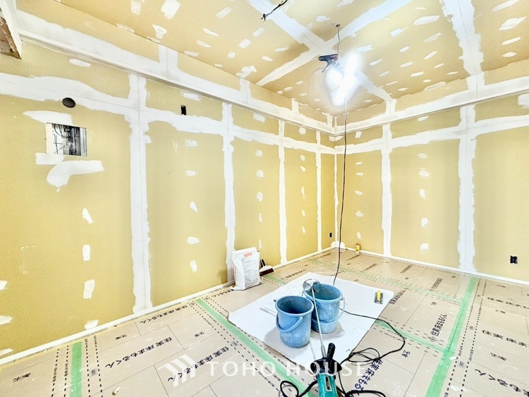 内装 ◆色彩◆この空間に放たれた光は華美なまでに演出されたデザイン。流れる時をより芳醇なコーヒーの様な色彩奏でるアダージョ。そして情景豊かな作品のような暮らしがイメージできる。