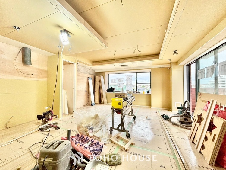 内装 ◆今宵の食卓◆ダウンライトに反射するグラスを眺めながらワインを注ぐ。トクトクと心地いい音をさせながら、フランスの古城を思わせる薫りがたちこめ、とても幸せな時を過ごせる。