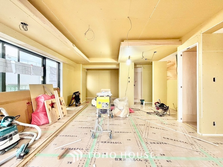 内装 ◆窓を開けると◆冷涼な風、そよぐリビング。だんらんの場所はここから始まり、ここで終わる。家族の笑顔が集う素敵な場所だから、こだわり抜いた思いが詰まっているのだと思う。