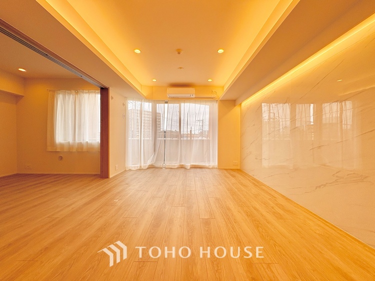 内装 忙しい朝でも、しっかり家族が揃って食事をして頂けるゆとりある大きさのダイニングスペース。