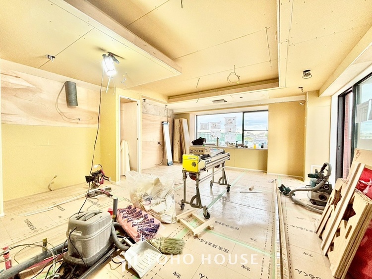 内装 ◆リビング◆そこには目を輝かせ笑顔で見つめてくれる君がいて、「おかえり」の言葉がこだまする。何気ない日々の挨拶は僕にとっては幸せで、同時に君の瞳にも恋している。