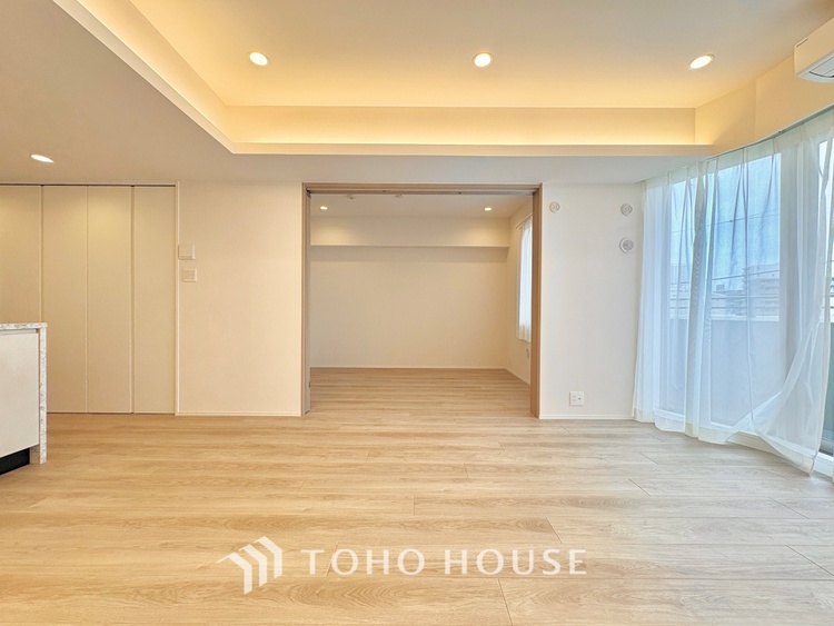 内装 叶えたかったのは落ち着きのあるナチュラルな風合い、そして開放感があるリビング。優雅な気分に浸れる幸せな時間を家族が自然と集まりたくなるこの空間で。