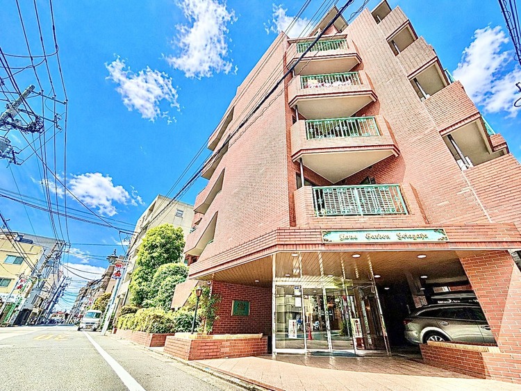 外観 ◆共有空間◆些細な事でほっぺを膨らまして怒る君。それでも僕達はこれからも一緒だよ。喧嘩をしても離れたくないから一つはさんだ同じ場所にいる。分かるよ。そこに君が