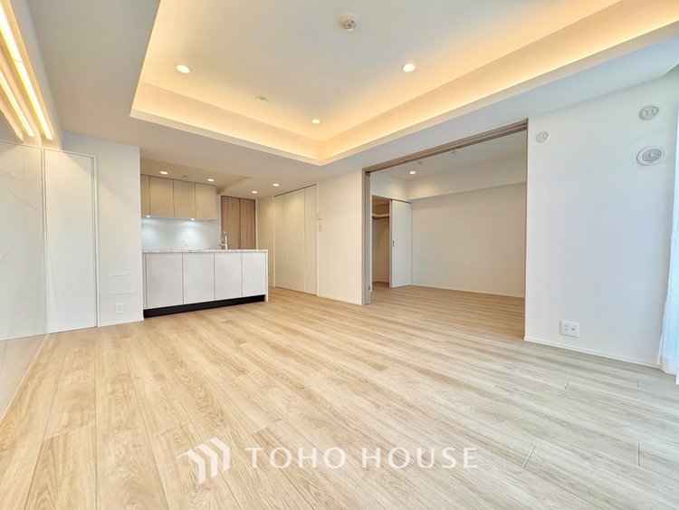 内装 ◆サンサンと◆差し込む太陽の光がこのリビングに笑いをもたらす。ソファの上のクッションがポカポカした暖気にぬくぬくと微睡んでいる。