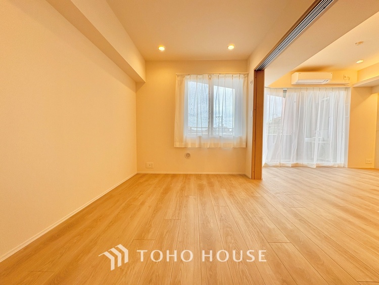 内装 使いやすく、明るい洋室に仕上がります。子供部屋や趣味のお部屋にご利用できます。ご自身で家具などを配置し、素敵な空間を創り上げられます。