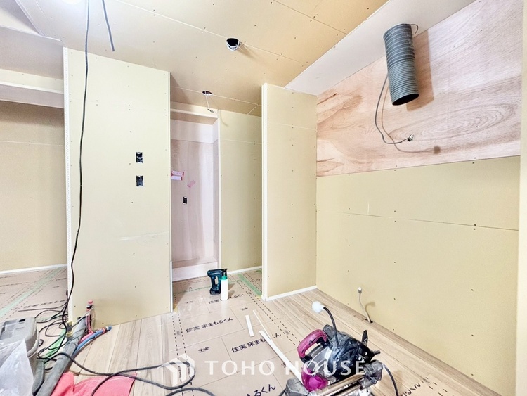 キッチン ◆キッチン◆美しく使いやすいキッチンは油汚れが簡単に拭き取れる素材で加工されており、浄水器シャワーから流す水の音を軽減する静かなシンクを採用。見えないところにさり気ない配慮が嬉しいですね