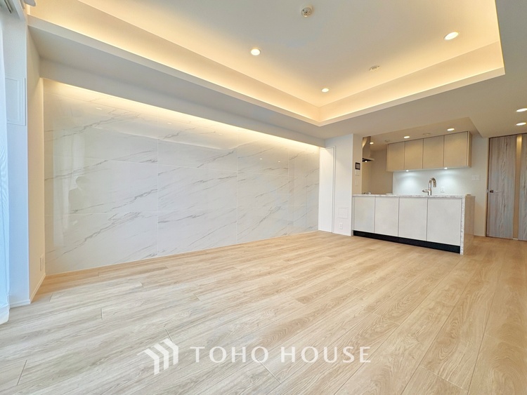 内装 ここはみんなが集い、食事と楽しい会話が始まる場所。話に夢中になりすぎて、ついつい時を忘れ、夜半過ぎになってしまう。そんな束の間の幸せを感じさせてくれます。