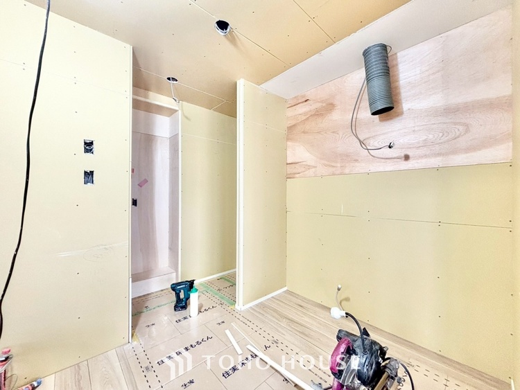 キッチン ◆今宵の食卓◆ダウンライトに反射するグラスを眺めながらワインを注ぐ。トクトクと心地いい音をさせながら、フランスの古城を思わせる薫りがたちこめ、とても幸せな時を過ごせる。