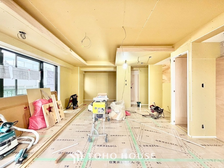 キッチン ◆キッチン◆美味しい料理を作りたくなるような気持にさせてくれる、腕を振るえる自慢のスペース。見上げると柔らかなダウンライトが包み込み、彩りを添えます。艶と光沢のある居心地の良いわが家のキッチン。