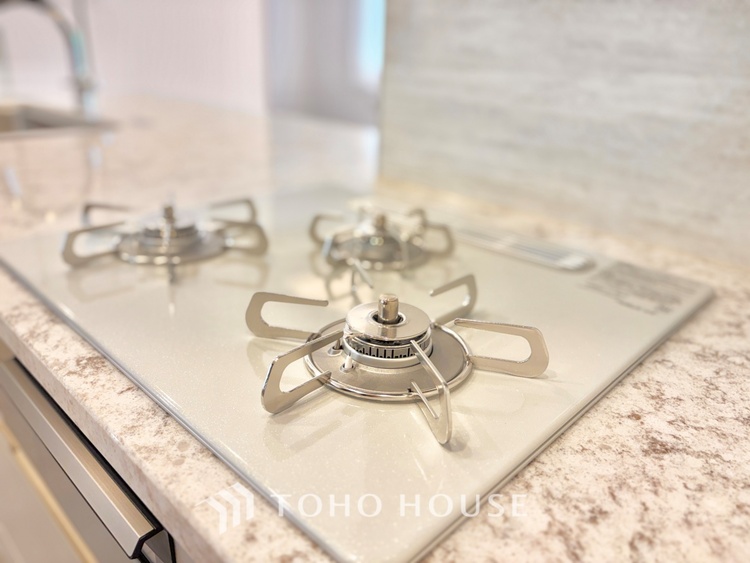 キッチン 手元の収納から、足元の収納までが全てスライド式で、奥のスペースまで有効に活用できます。奥まで上から見渡せるので、たまにしか使わない調理器具もサッと取出せます。