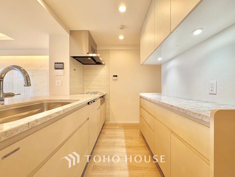 キッチン ◆愛育◆キッチンは家族の絆を育む大切な空間。シンプルで使い易いSystemKitchenで愉しく作る料理は愛情のある美味しいご馳走に。家族で使える広々としたダイニングキッチンです。