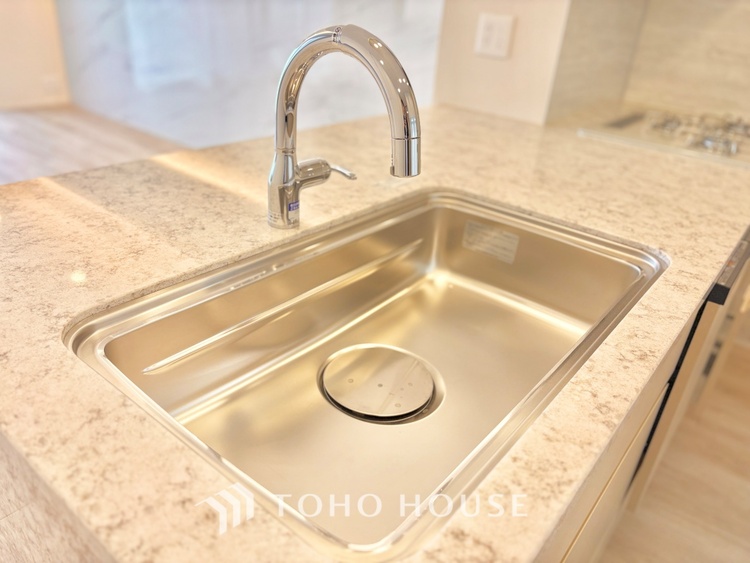 キッチン キッチンは家族の絆を育む大切な空間。シンプルで使い易いシステムキッチンで愉しく作る料理は愛情のある美味しいご馳走に。家族で使えるダイニングキッチンです。