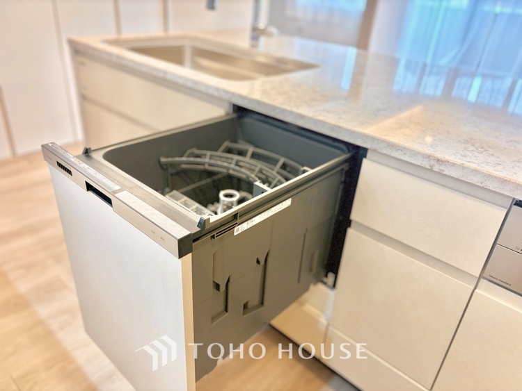 キッチン キッチンは家族の絆を育む大切な空間。シンプルで使い易いシステムキッチンで愉しく作る料理は愛情のある美味しいご馳走に。家族で使えるダイニングキッチンです。