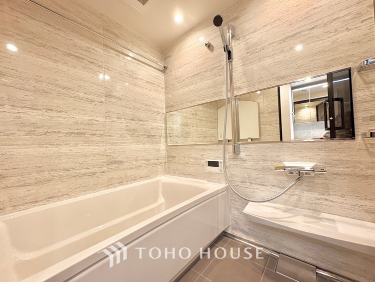 風呂 【浴室】《一日の疲れを落としてくれる場所は、落ち着く場所でなければならない》　高級感溢れるカラーと大きさ・柔らかな曲線で構成された半身浴も楽しめるバスタブが心地よさをもたらします。