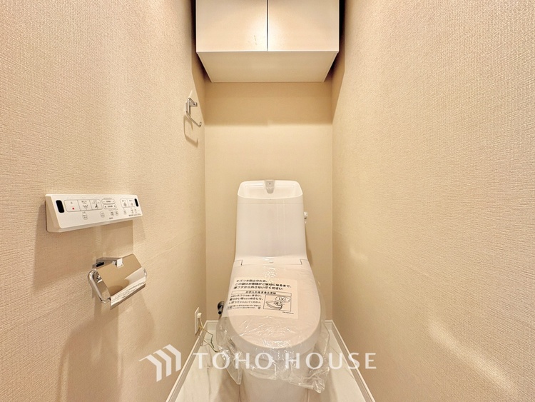 トイレ 清潔感あるホワイト調のクロスと温もり溢れるモダンカラーの床材が見事に調和した本邸宅は、毎日の生活を少しでも快適に過ごして頂ける様に落ち着いた雰囲気作りから行っています。