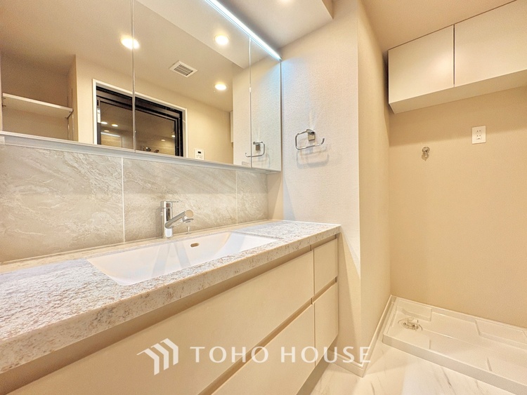 洗面 気持ちの良い朝をつくりだし、夕方には笑顔を取り戻させてくれるミラー。パウダールームはいつでも本来の自分を取り戻せる空間。明るく仕上げてあります。