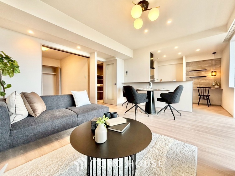 内装 ◆癒しの空間◆室内構成に拘り採光とセンスを散りばめた空間。それは『柔らかさ』に似た素敵な居場所。そこに暮らす人のことを考えつくり出したものは『癒し』という心地よい居場所なんだと思う