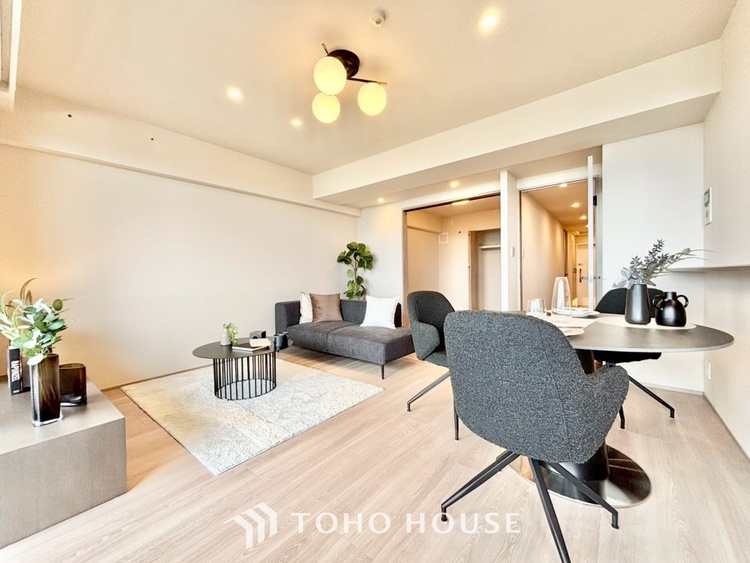 内装 ◆木漏れ日◆の様な採光が優しく足元を照らし、心地いい暮らしの道しるべを写し出す。この空間で過ごす家族との語らいの時間がとても素敵で幸せを感じるかもしれない。