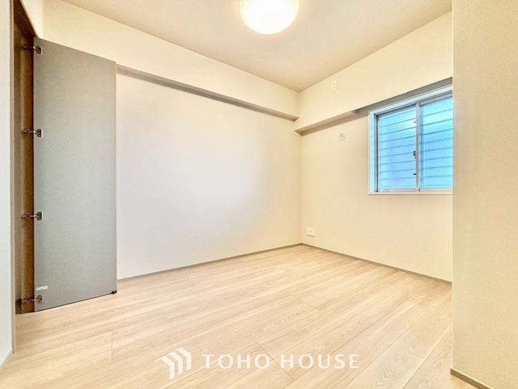 内装 ◆間接照明◆オレンジ色の光が僕達を大人な気分にさせる。静かで優しく語りかけるその光は、今日の終わりを告げてくれ、でも明日にはいい事が必ず来るよ。そんな囁きが聞こえてくる