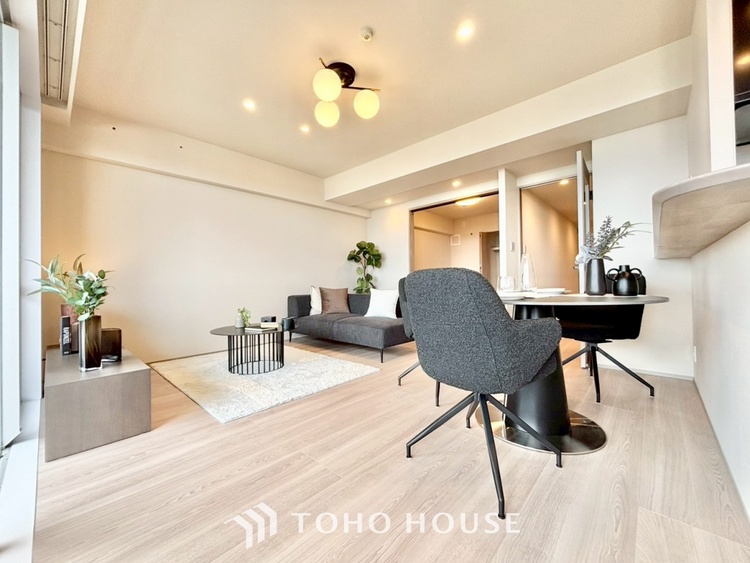 内装 ◆リビング◆たくさんの窓から注ぐ太陽の光。時間の経過とともに光と影のコントラストがこの空間のムードを変え、部屋に変化と温もりをもたらしてくれる。