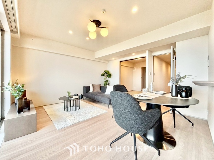 内装 ◆今宵の食卓◆ダウンライトに反射するグラスを眺めながらワインを注ぐ。トクトクと心地いい音をさせながら、フランスの古城を思わせる薫りがたちこめ、とても幸せな時を過ごせる。