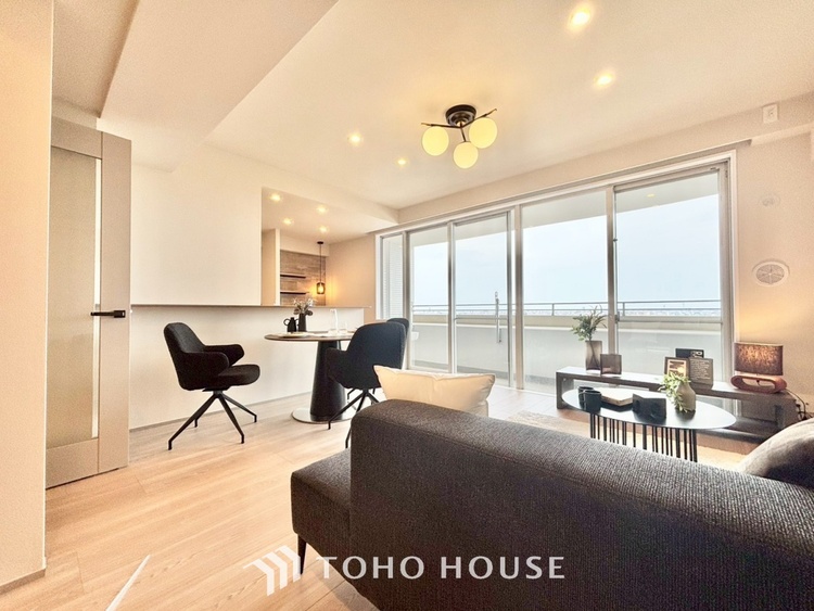 内装 ◆窓を開けると◆冷涼な風、そよぐリビング。だんらんの場所はここから始まり、ここで終わる。家族の笑顔が集う素敵な場所だから、こだわり抜いた思いが詰まっているのだと思う。