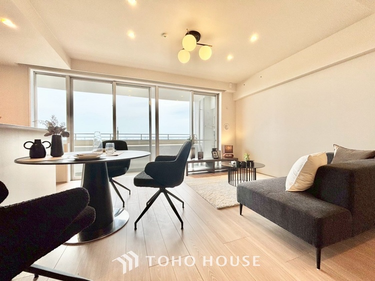 内装 ◆リビング◆そこには目を輝かせ笑顔で見つめてくれる君がいて、「おかえり」の言葉がこだまする。何気ない日々の挨拶は僕にとっては幸せで、同時に君の瞳にも恋している。