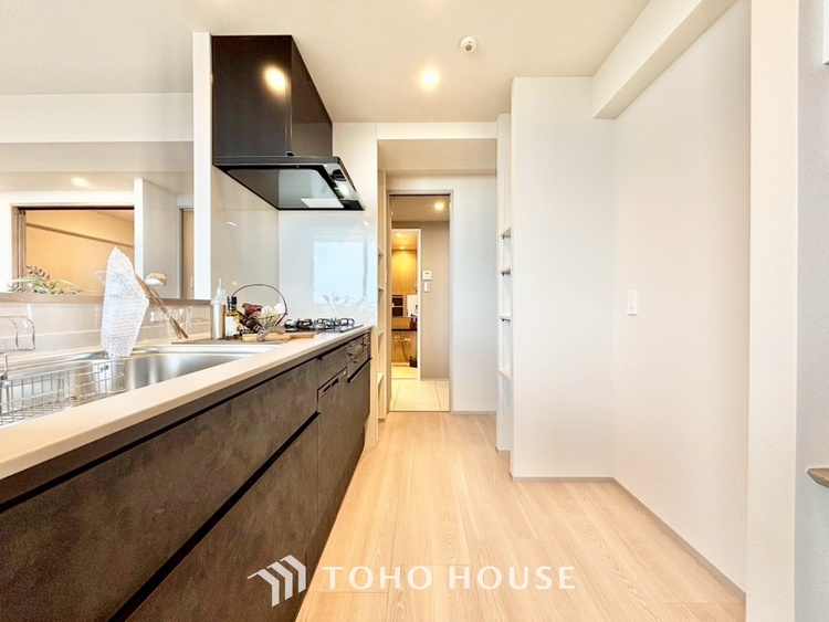 キッチン ◆キッチン◆美しく使いやすいキッチンは油汚れが簡単に拭き取れる素材で加工されており、浄水器シャワーから流す水の音を軽減する静かなシンクを採用。見えないところにさり気ない配慮が嬉しいですね