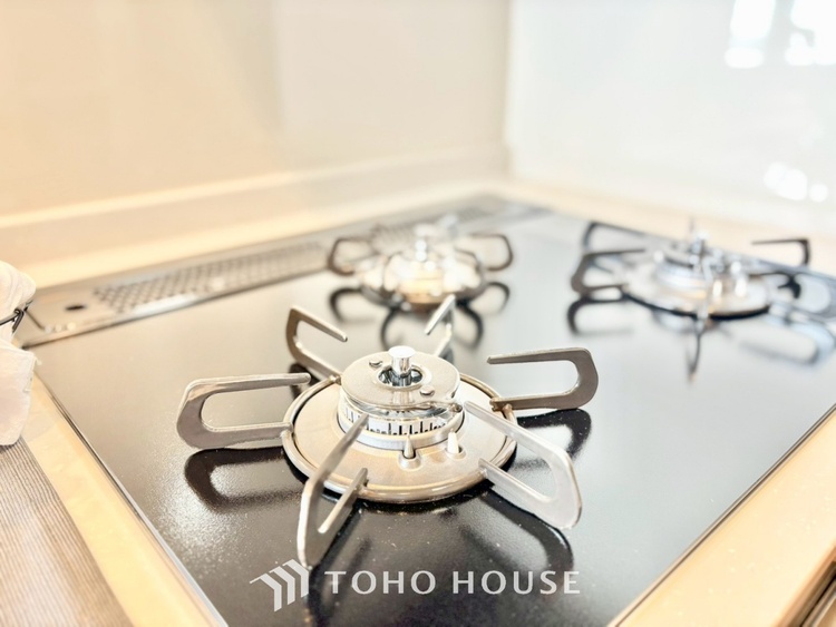 キッチン ◆今宵の食卓◆ダウンライトに反射するグラスを眺めながらワインを注ぐ。トクトクと心地いい音をさせながら、フランスの古城を思わせる薫りがたちこめ、とても幸せな時を過ごせる。