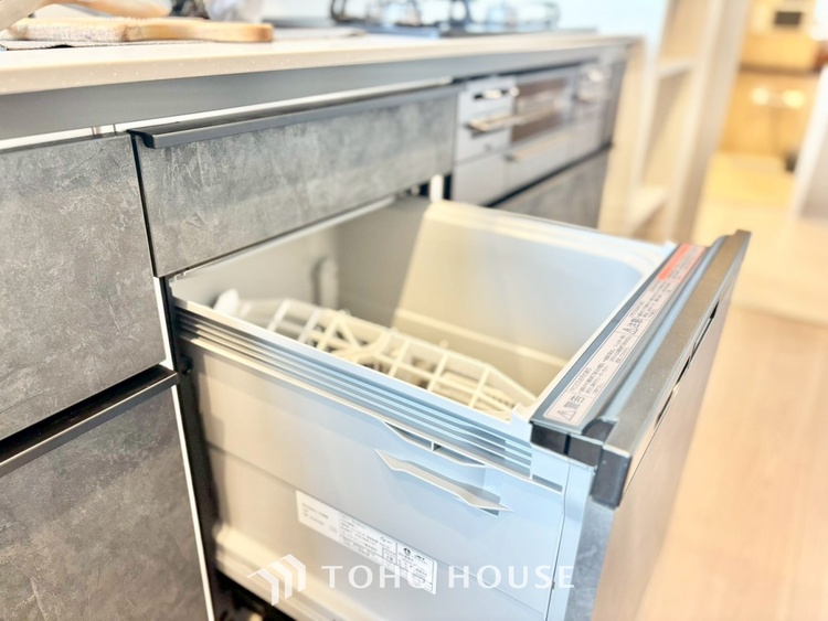 キッチン ◆キッチン◆美味しい料理を作りたくなるような気持にさせてくれる、腕を振るえる自慢のスペース。見上げると柔らかなダウンライトが包み込み、彩りを添えます。艶と光沢のある居心地の良いわが家のキッチン。