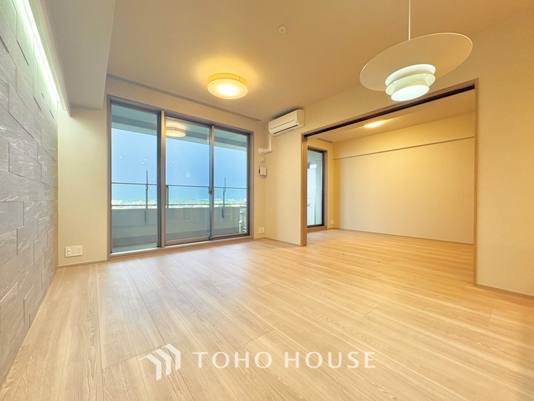 内装 叶えたかったのは落ち着きのあるナチュラルな風合い、そして開放感があるリビング。優雅な気分に浸れる幸せな時間を家族が自然と集まりたくなるこの空間で。