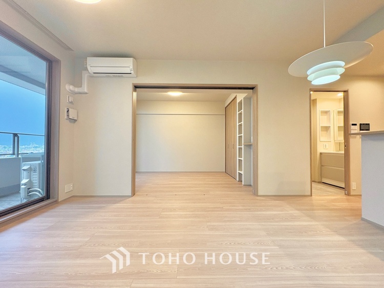 内装 ◆サンサンと◆差し込む太陽の光がこのリビングに笑いをもたらす。ソファの上のクッションがポカポカした暖気にぬくぬくと微睡んでいる。