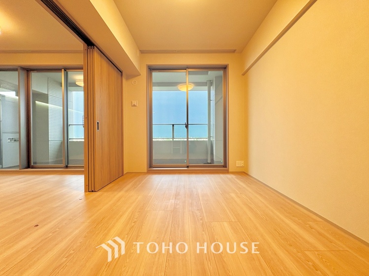 内装 使いやすく、明るい洋室に仕上がります。子供部屋や趣味のお部屋にご利用できます。ご自身で家具などを配置し、素敵な空間を創り上げられます。