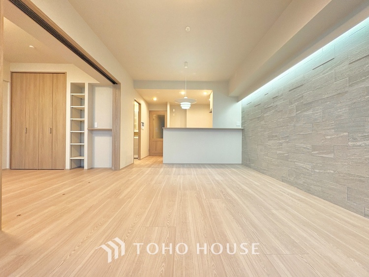 内装 ここはみんなが集い、食事と楽しい会話が始まる場所。話に夢中になりすぎて、ついつい時を忘れ、夜半過ぎになってしまう。そんな束の間の幸せを感じさせてくれます。