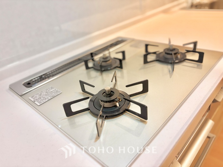 キッチン 手元の収納から、足元の収納までが全てスライド式で、奥のスペースまで有効に活用できます。奥まで上から見渡せるので、たまにしか使わない調理器具もサッと取出せます。