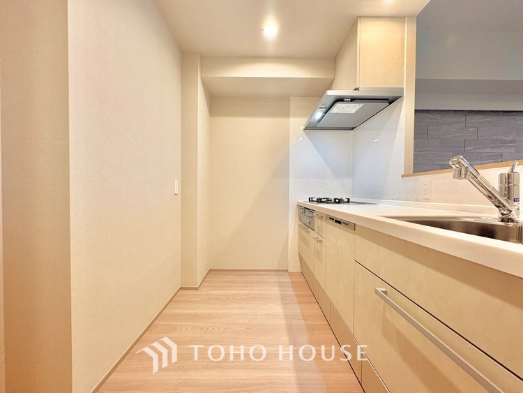 キッチン ◆愛育◆キッチンは家族の絆を育む大切な空間。シンプルで使い易いSystemKitchenで愉しく作る料理は愛情のある美味しいご馳走に。家族で使える広々としたダイニングキッチンです。