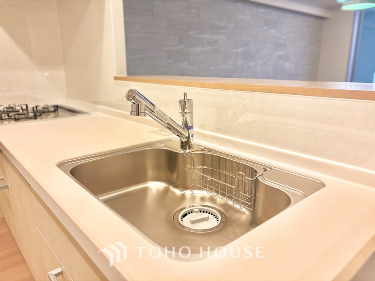 キッチン キッチンは家族の絆を育む大切な空間。シンプルで使い易いシステムキッチンで愉しく作る料理は愛情のある美味しいご馳走に。家族で使えるダイニングキッチンです。