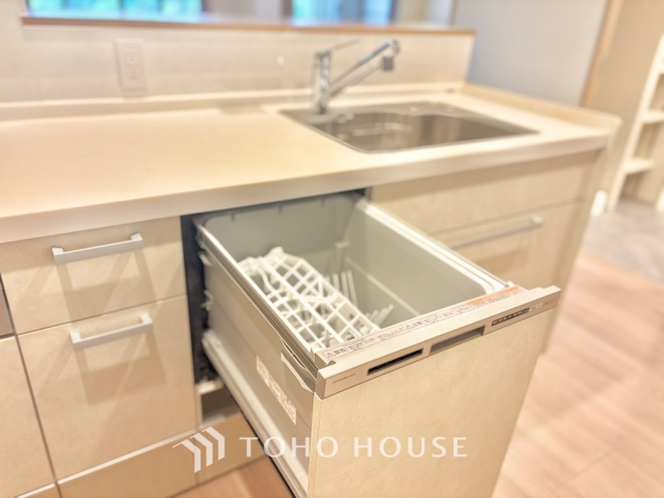 キッチン キッチンは家族の絆を育む大切な空間。シンプルで使い易いシステムキッチンで愉しく作る料理は愛情のある美味しいご馳走に。家族で使えるダイニングキッチンです。